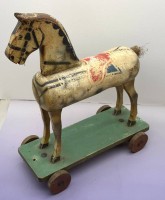 Auktion 373<br>vintage Holzpferdchen auf Rollen, bemalt, H-47 cm, L-38 cm