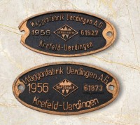 Auktion 373<br>2x Fabrikschilder der Waggonfabrik Uerdingen A.G. aus dem Jahr 1956, 1x besch&auml;digt, je ca. 7 x 14,5cm