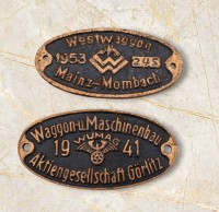 Auktion 373<br>2x Fabrikschilder, Waggon- und Maschinenbau AG G&ouml;rlitz 1941 und Westwaggon (Westdeutsche Waggonfabriken) aus Mainz-Mombach, datiert auf 1953, je ca. 7 x 14,5cm
