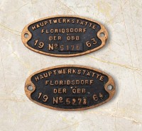 Auktion 373<br>2x Metallschilder, Hauptwerkst&auml;tte Floridsdorf der &Ouml;BB, 1963/64, je ca. 7,5 x 14,5cm