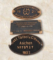 Auktion 373<br>2x div. Fabrikschilder, Linke-Hofmann-Werke (K&ouml;ln-Ehrenfeld) und Gustav Talbot &amp; Cie. (Aachen) in den Jahren 1921 und 1922 sowie ein internationales Transportzulassungsschild, 1x besch&auml;digt, ca. 13 x 21cm