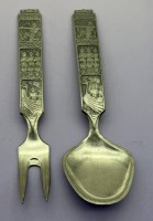 Auktion 373 / Los 15137 <br>Vintage Konge Tinn Heilig Olav L&ouml;ffel und Gabel,  wohl Salatbesteck , Norwegen.   1960er Jahre. Wikingermotive, Zinn, L-ca. 21 cm
