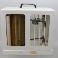 Auktion 373 / Los 16091 <br>Pr&auml;zisions-Thermohygrograph, Adolf Thies GmbH &amp; Co. KG aus G&ouml;ttingen, Funktion nicht gepr&uuml;ft, ca. 26,5 x 27cm