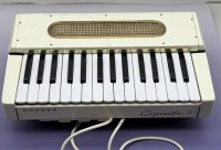 Auktion 373 / Los 16092 <br>Hohner Organetta 3 von 1958, Tischorgel, H-12 cm, 25x40 cm
