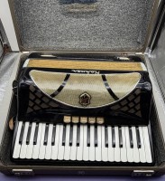 Auktion 373<br>Akkordeon Hohner Lucia III Schwarz 96 Bass, Funktion nicht gepr&uuml;ft, aber wohl spielbereit lt. Einlieferer, in orig. Koffer