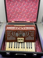 Auktion 373 / Los 16094 <br>vintage Akkordeon "Yunost 3", Russland, in Koffer, wohl spielbereit,