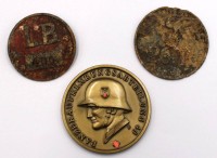 Auktion 373<br>Gedenkmedaille der 14. Panzer-Division sowie 2 Werksmarken, Medaille D-4,3cm