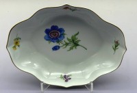 Auktion 373<br>ovale Schale mit Blumenmalerei "Meissen", Schwertermarke durchschliffen