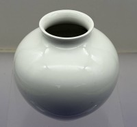 Auktion 373<br>weisse Vase "KPM" Berlin, H-13 cm, D-14 cm