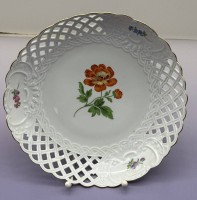 Auktion 373<br>gr. Durchbruchschale "Meissen" Blumenmalerei, 2.Wahl, H 5 cm, D-25 cm