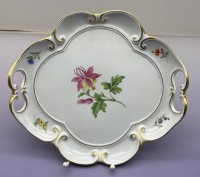Auktion 373<br>ovale Platte "Meissen" Blumen und Gold, 1.Wahl, 30x27,5 cm, H-5 cm
