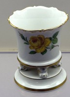 Auktion 373<br>Vase auf vier F&uuml;sschen"Meissen" gelbe Rose, 1.Wahl, H-9 cm, D-7 cm