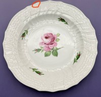 Auktion 373<br>Teller "Meissen" Rote Rose , Neubrandenstein zwischen 1860-1924, Chip in Fahne, D-22,5 cm