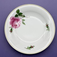 Auktion 373<br>3x Untertassen "Meissen" 1x rote Rose, 2x Zwiebelmuster, D-15 und 15,5 cm
