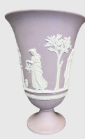 Auktion 373<br>neoklassizistische Wedgwood Jasperware Vase &bdquo;Arcadian&ldquo;-auf Fu&szlig;, Fliederfarben Reliefs mit klassischen weissen Opferszenen, H-19,5 cm
