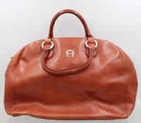Auktion 373 / Los 13013 <br>gr. Damen-Handtasche, Aigner, congnacfarbenes Leder, ca. 27 x 40cm, getragene Erhaltung