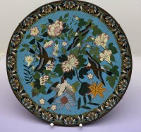 Auktion 373 / Los 15538 <br>grosser Cloisonne Teller mit V&ouml;gel und Blumen, wohl 19.Jhd., D-37 cm!!