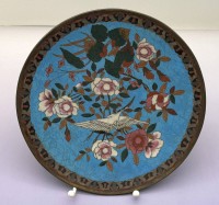 Auktion 373 / Los 15540 <br>antiker japanischer Cloisonn&eacute;-Emaille-Teller aus der Meiji-Zeit (1868-1912)  mit Reiher und Blumen, D-24 cm