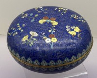 Auktion 373 / Los 15542 <br>Gro&szlig;e Cloisonn&eacute; Dose mit Bl&uuml;tendekor  und Schmetterling- China 19. Jh., D-21 cm, H-12 cm