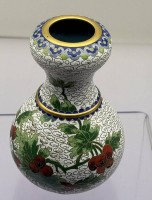 Auktion 373 / Los 15545 <br>kl. China Cloisonne-Vase mit Frucht-Dekor, H-13,5 cm