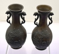 Auktion 373<br>Paar Bronze-Vasen mit floralem Dekor, wohl China, besch&auml;digt und mit kl. L&ouml;chern, H-15 cm, Alter?