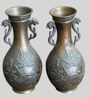 Auktion 373 / Los 15546 <br>Paar Bronze-Vasen mit floralem Dekor und Federvieh, wohl China, besch&auml;digt und mit kl. L&ouml;chern, H-15 cm, Alter?
