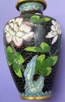 Auktion 373 / Los 15547 <br>Cloisonne Vase, florales Dekor, Front mit Delle, H-13 cm
