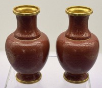 Auktion 373 / Los 15548 <br>Paar Cloisonne Vasen, rot mit Goldf&auml;den, H-13 cm,