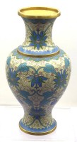 Auktion 373 / Los 15549 <br>chinesische Cloisonn&eacute;-Vase mit feinen Emaileinlagen und floralen Mustern auf hellem Grund. H-24 cm