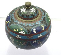 Auktion 373 / Los 15550 <br>Cloisonne Deckeldose, H-8,5 cm, D-8 cm