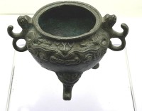 Auktion 373 / Los 15551 <br>chines. R&auml;ucher Koro aus Bronze, Elefantenk&ouml;pfe als Beine, in Boden chines. gemarkt