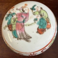 Auktion 373 / Los 15552 <br>China Deckeldose, tw. fig&uuml;rlich bemalt, H-6 cm, D-9 cm