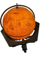 Auktion 373<br>Glas-Tischglobus als Lampe, in Holzgestell, H-25 cm,