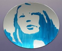 Auktion 373<br>Elina Ruohonen (1970) 2009 "M&auml;dchenportrait in blau auf Spiegel" rund D-30 cm, siehe https://elinaruohonen.net/ oder turku art museum, finnische K&uuml;nstlerin, viele Ausstellungen auch in Deutschland, verso signiert, datiert