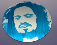 Auktion 373 / Los 4060 <br>Elina Ruohonen (1970) 2009 "M&auml;nnerportrait in blau auf Spiegel" rund D-30 cm, siehe https://elinaruohonen.net/ oder turku art museum, finnische K&uuml;nstlerin, viele Ausstellungen auch in Deutschland, verso signiert, datiert