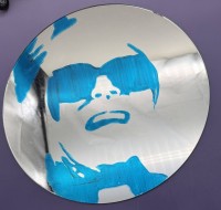 Auktion 373 / Los 4061 <br>Elina Ruohonen (1970) 2009 "Gesicht in blau auf Spiegel" rund D-30 cm, siehe https://elinaruohonen.net/ oder turku art museum, finnische K&uuml;nstlerin, viele Ausstellungen auch in Deutschland, verso signiert, datiert