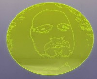 Auktion 373 / Los 4062 <br>Elina Ruohonen (1970)  "M&auml;nnerportrait auf gelben Acryl" rund D-30 cm, siehe https://elinaruohonen.net/ oder turku art museum, finnische K&uuml;nstlerin, viele Ausstellungen auch in Deutschland,