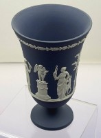 Auktion 373<br>gr. Pokal Vase "Wedgwood" blau/weiss, auf Stand, H-19cm