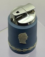 Auktion 373 / Los 9065 <br>Tischfeuerzeug in "Wedgwood" H&uuml;lle, blau/weiss, H-9 cm
