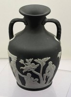 Auktion 373<br>Henkelvase  "Wedgwood" anthrazit/weiss, ein Henkel geklebt, H-16 cm
