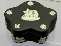 Auktion 373<br>geschweifte Deckeldose "Wedgwood", anthrazit/weiss,  H-3,5 cm, 9,5x7,5 cm