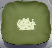Auktion 373<br>quadrat. Schale "Wedgwood" gr&uuml;n/weiss, 11x11 cm