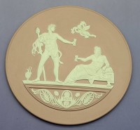 Auktion 373<br>runde Plakette "Wedgwood" rosa/weiss, D-18,5 cm
