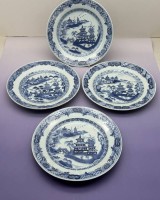 Auktion 373 / Los 15554 <br>4x China-Teller mit Blaumalerei, wohl Qianlong-Periode 18/fr&uuml;hes 19.Jhd., D-23 cm, minim. Chips, 1x Altriss, 1x geklebt