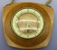 Auktion 373<br>vintage Holz Wanduhr, Schl&uuml;sselwerk nicht gepr&uuml;ft, 50-60-er Jahre, ca. 21x20 cm