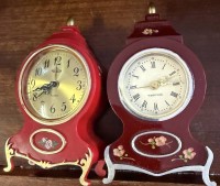 Auktion 373<br>2 Tischuhren in Form einer Neuenburger Pendule, Kunststoffgeh&auml;use, Werk l&auml;uft, H-ca.13 cm