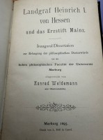 Auktion 373 / Los 3029 <br>Inaugural Dissertation von Konrad Weidemann, 1895, sp&auml;ter. Prof.Dr. sowie umfangr. Schriftverkehr der grossb&uuml;rgerlichen Familie Weidemann, &Auml;rzte, Arch&auml;ologen, Professoren etc., anbei einige Zeitungsauschnitte, in Mappe