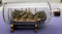 Auktion 373 / Los 16104 <br>Flaschenschiff vor Diorama, H-14,5 cm, L-27 cm