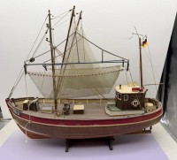 Auktion 373 / Los 16105 <br>Modell eines Cuxhavener Krabbenkutters, H-45 cm, L-58 cm