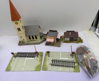 Auktion 373 / Los 12131 <br>kl. Lot Eisenbahn Zubeh&ouml;r, Kirche, 2 H&auml;user, 2x Metall Bahn-Schranken, 1x Wundert&uuml;te?